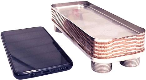 Mały wymiennik płytowy Nordic Tec Ba-12-12 porównanie z telefonem