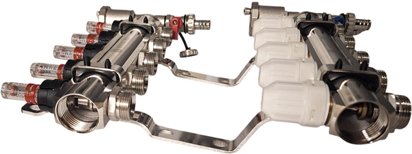 rozdzielacz 5 sekcyjny z przepływomierzami Nordic Tec z boku