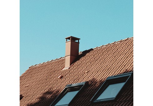 Zabezpieczenie domu przed burzą – kiedy instalacja odgromowa ma sens?